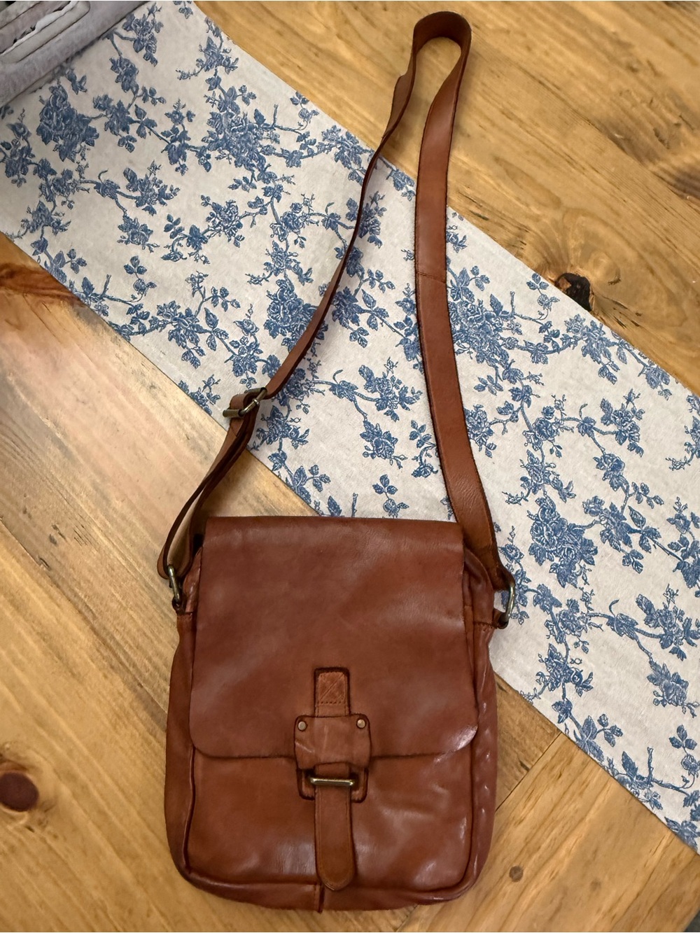 Harbour 2nd Tan Leather Messenger Style Crossbody Bag